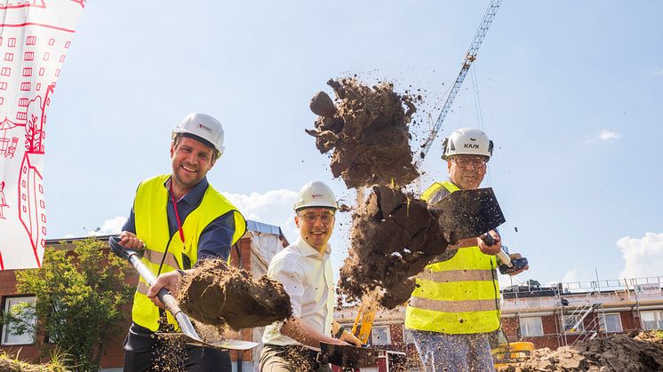 Fr v Lars Lundgren, marknadsområdeschef Riksbyggen,  Isak Utsi, kommunstyrelsens ordförande i Arjeplog och Per-Ola Patomella, platschef från Nåiden Bygg.