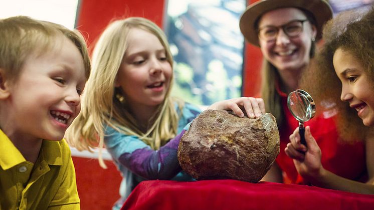 Känn på ett dinosaurieägg i påsk. Foto: Martin Stenmark