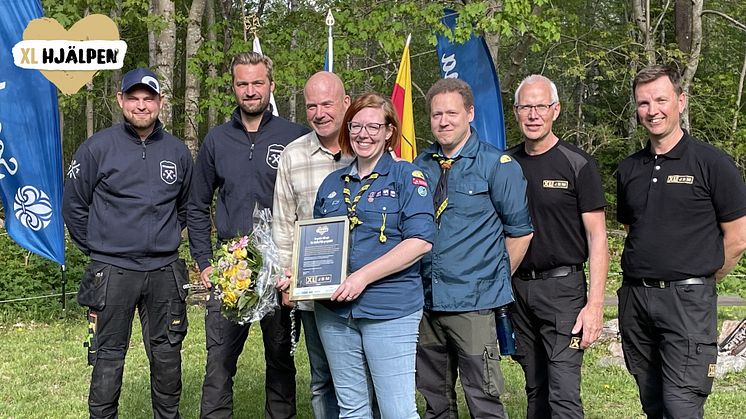 Från vänster, Albin Stjernkvist och Robin Andersson, Ottosson Bygg, Hans Fahlén, Ambassadör XL-Hjälpen, Anneli Caesar och Nicklas Johansson, Lessebo Scoutkår, Mats Åberg och Andreas Åhnstrand, XL-BYGG JBM Lessebo