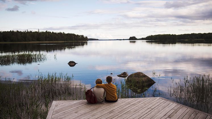Destination Åsnen är en plats för naturupplevelser på riktigt. Här en stunds vila i Åsnens nationalpark på  en av bryggor med sin spännande arkitektur.