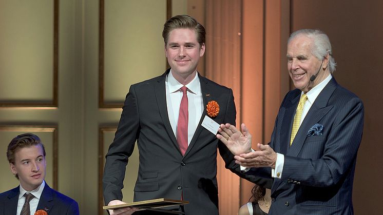 Carl Johansson mottar Anders Walls Shanghai-stipendium 2018. (Foto: Kristian Löveborg)