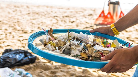 Nestlé vil stoppe afhængigheden af jomfruplast – plast fremstillet af ikke-vedvarende, fossilt brændstof. Det investerer Europas største virksomhed bl.a. 14 milliarder kroner i.