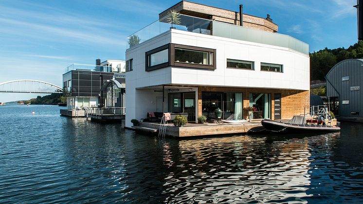 Flytanden villan i Marinstaden, Nacka utanför Stockholm har lättskött fasad i vit fibercement Cembrit Patina.