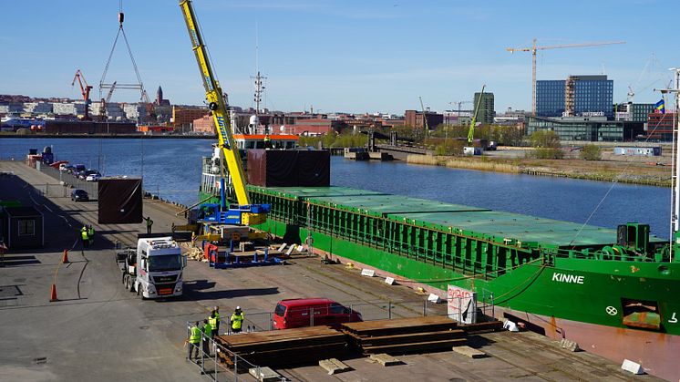 I Frihamnen lossades på torsdagen ett 40-tal nya moduler till det pågående bygget av temporära bostäder på Kvillepiren. Foto: Älvstranden Utveckling