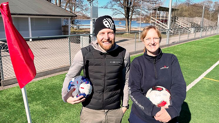 Thom Sundberg, ordförande i Älta IF och Ulrika Sterner, Bilprovningens stationschef i Älta på Älta IP Foto: Bilprovningen