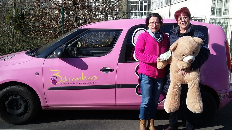 Kerstin Stadler vom Kinderhospiz Bärenherz nimmt 1.000 Euro von Christine Enterlein von der Aktiven Bürgerhilfe  entgegen