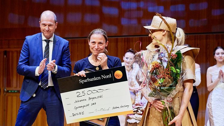 Sparbanken Nords vd, Gunnar Eikeland, tillsammans med vinnaren  Johanna Borgenstål och modellen Klara Degerman.