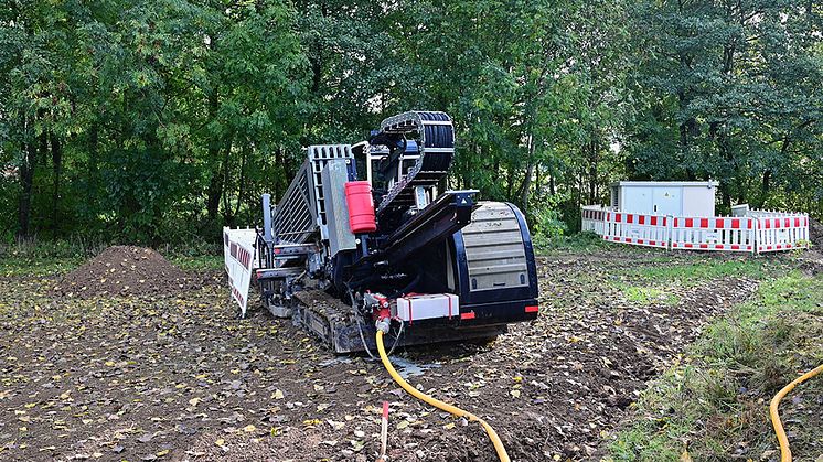 Von hier aus unterquert die Spülbohrung bei Lindenmühle den Mühlbach, die Schwabach sowie die Bahnlinie nach Gräfenberg. Die maximale Teufe beträgt unter der Schwabach 8,5 m. Rechts steht die neue digitale Ortsnetzstation.