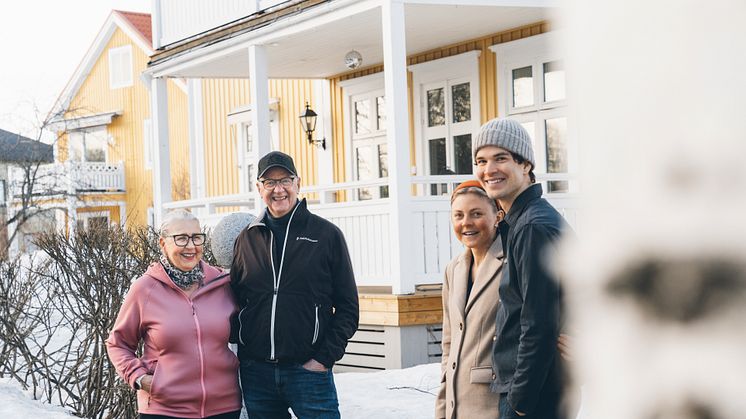 Eva och Lennart Lundmark som hyr ut sitt gårdshus till Frida Markstedt och Simon Åström. Foto: Jonas Westling.