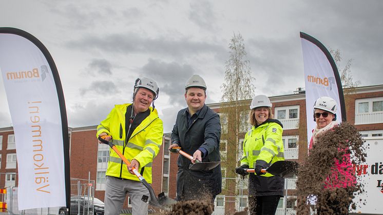 Första spadtaget för Riksbyggens seniorbostäder i Sundsvall, i Bonum Brf Grönbodal. Fr v. Fredrik Andersson, koncernchef på Contractor, Niklas Säwén, v. ordf. i kommunstyrelsen, Johanna Frelin, vd Riksbyggen och Christina Normelli, blivande boende.