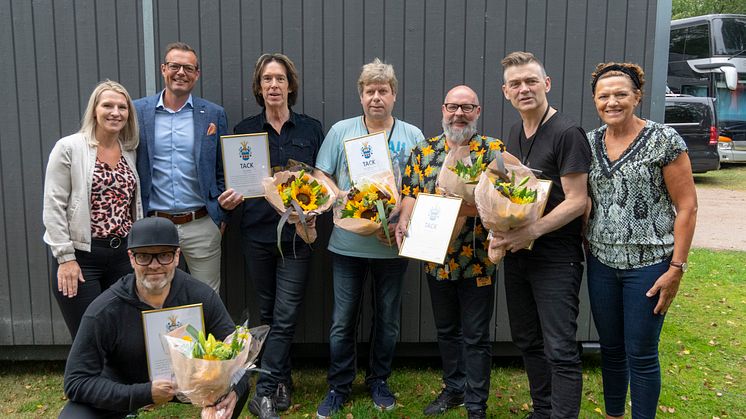 På bilden har Gyllene Tider fått diplom av Halmstads kommun för sina fantastiska insatser genom åren. Foto: Destination Halmstad