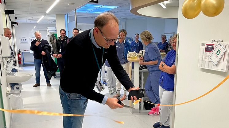 Tiohundras tf VD Johan Stjernfält inviger den nya endoskopimottagningen på Norrtälje sjukhus.
