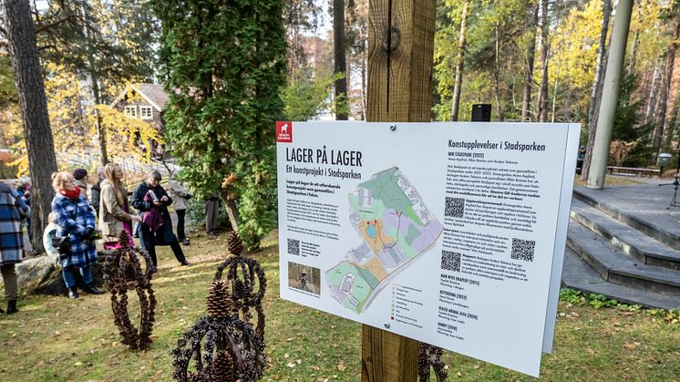 Skylt med beskrivning av projektet i Stadsparken