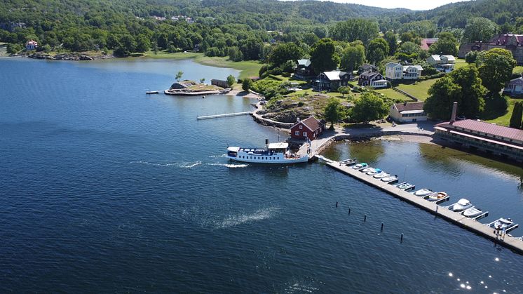 Gustafsberg med skärgårdsbåt