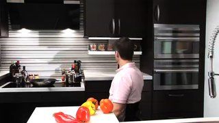 Kök med motordrivna väggskåpshyllor