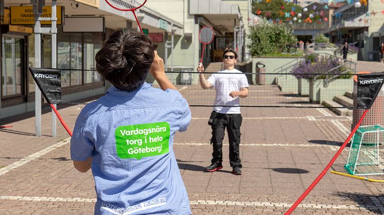 I år bär våra sommarjobbare återbrukade skjortor inköpta i secondhandbutiker. Foto Jimmy Larsson