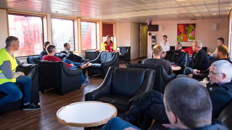 In the words of CEO, Søren Nørgaard Thomsen, ”it was an incredibly lucky Dutch skipper” that the crew from the ’”Esvagt Connector” rescued from the North Sea on 9 Sep 2015. The crew received thanks and tokens of appreciation in memory of the rescue. 