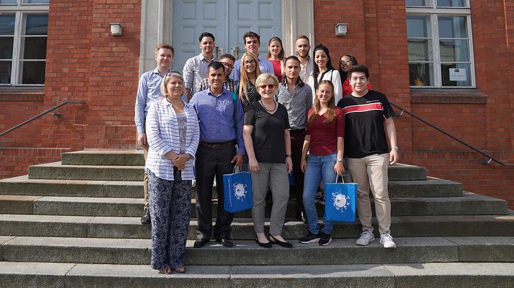 Die Studierenden der Technischen Universität Havanna (CUJAE) vor dem Haus 13 der TH Wildau (1. Reihe v.l.n.r. Prof. Dr.-Ing. Gaby Neumann, Prof. Dr.-Ing. Igor Lopes Martínez,Prof. Dr. Ulrike Tippe und Studierende, Foto: Susanne Baron)