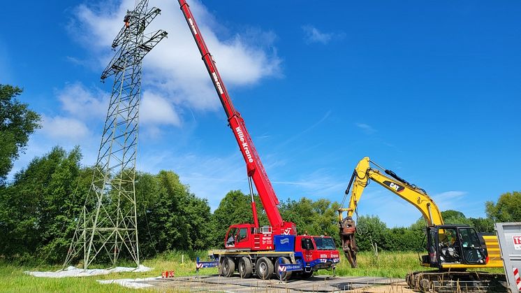 Die 110-kV-Freileitung südlich von Wendtorf kann weg. Per Kran werden die Maste zurückgebaut - Fotograf: Alexander Schulz