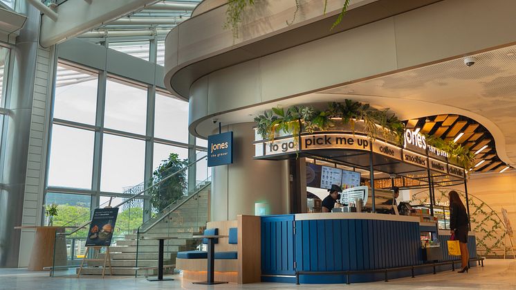 Jones the Grocer has opened at Changi Airport Terminal 2 and is the first-ever duplex concession in the public area of the airport’s terminals