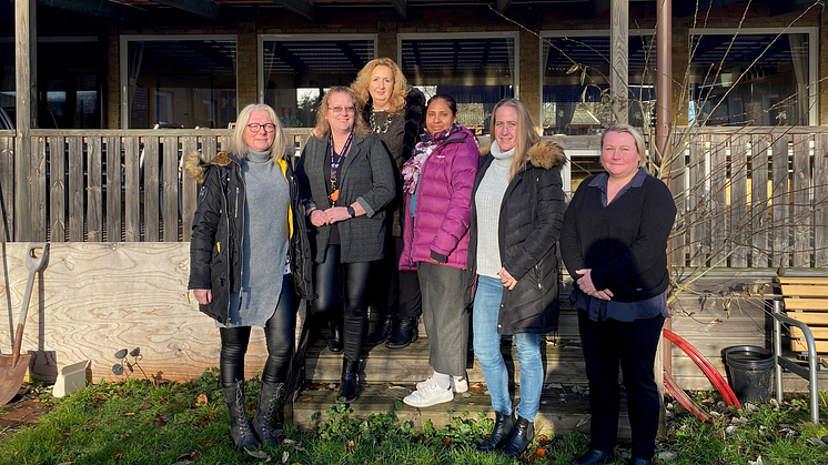 Projektgruppen som arbetat med implementeringen av den nya bokningsassistenten utanför äldreboendet Vidåsen i Åstorp.