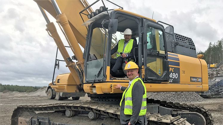 CEO, Tor Kristian Gyland, in excavator with Mayor of Enebakk, Oystein Slette, in front.