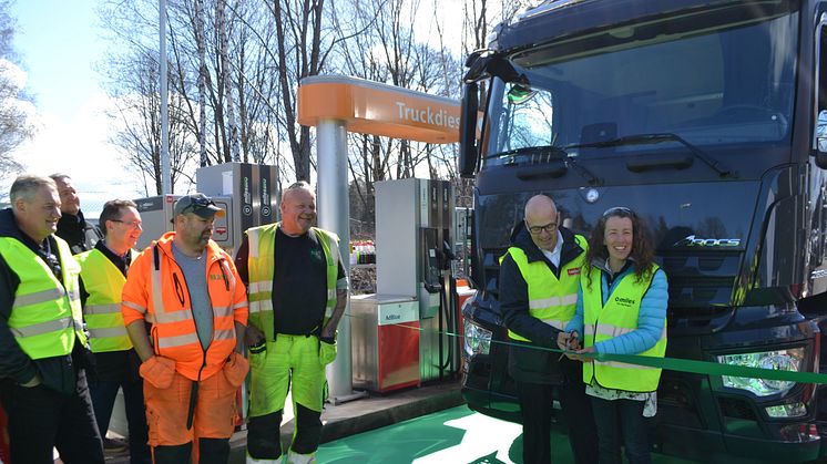 Circle K lanserar milesBIO HVO100 på cirka 20 stationer i Sverige. Här inviger Jenni Altering, Fuel Product Manager och Niklas Karlsson Nörgård, Försäljningschef Heavy Transportation milesBIO HVO100 pumpen på Circle K Skärholmen Syd.
