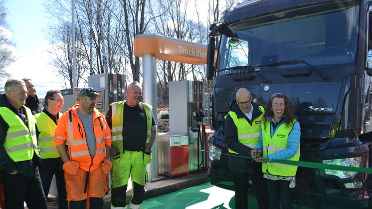 Circle K lanserar milesBIO HVO100 på cirka 20 stationer i Sverige. Här inviger Jenni Altering, Fuel Product Manager och Niklas Karlsson Nörgård, Försäljningschef Heavy Transportation milesBIO HVO100 pumpen på Circle K Skärholmen Syd.