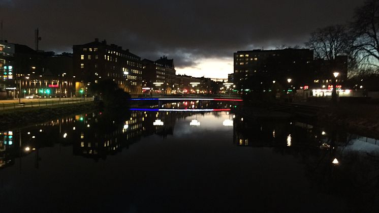 Kaptensbron ljussatt i Frankrikes färger