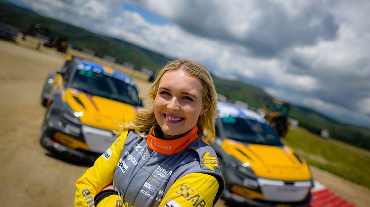 Klara Andersson, CE Dealer Team med teamets två PWR RX1e-bilar