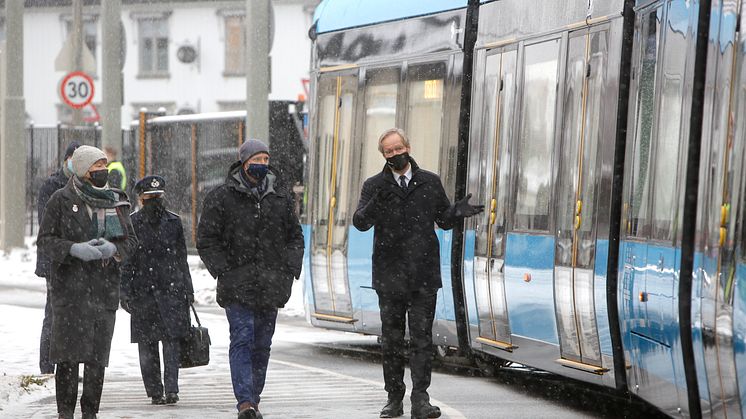 F.h.: Cato Hellesjø, konsernsjef i Sporveien, Hans Kongelige Høyhet Kronprins Haakon, ordfører i Oslo Marianne Borgen ved siden av en av Oslos nye trikker. Foto: NTB for Sporveien