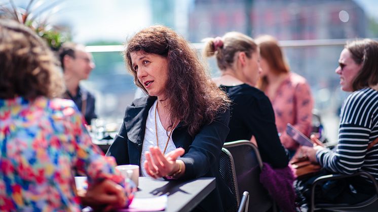 Daglig leder Katharina Bramslev i Grønn Byggallianse i ivrig dialog med representant for The Concrete Initiative (TCI) - et europeisk samarbeid mellom alle produsenter av sement og betong. Vi hadde mange innspill. Foto: Geir Anders Rybakken Ørslien.