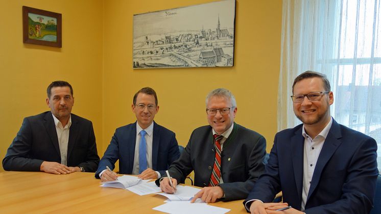 Nittenaus Bürgermeister Albert Meierhofer (2.v.r.) hat mit Dr. André Zorger (2.v.l.), Wolfgang Dumm (r.) und Harald Spiegler (l.) vom Bayernwerk den neuen Konzessionsvertrag unterzeichnet.