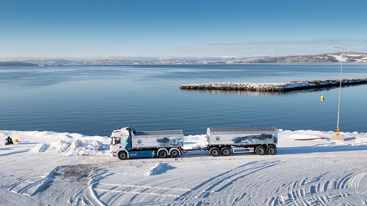 Med en totalvekt på 66 tonn vil den årlig frakte ca 120 000 tonn med kalk fra bruddet og ned til havnen for utskipning. Forbruket av fossilt drivstoff på ruten vil reduseres med hele 58 800 liter, og utslippet av Co2 med 156 tonn.