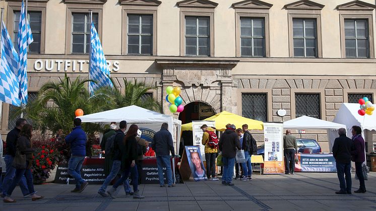 Scientologi-kyrkan firade sina 45 år i Tyskland med gatufest.