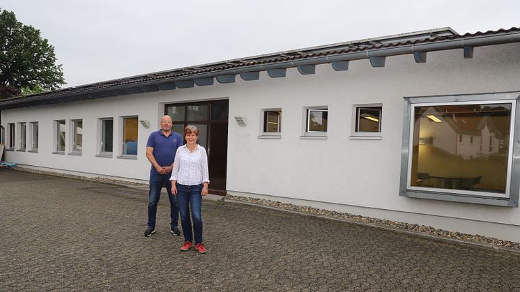 Rolf Muster, Schulleiter der Hephata-Förderschule, und Elisabeth Schindelmann, Standortleiterin Friedrich-Trost-Schule, vor dem Gebäude der ehemaligen Druckerei Plag im Treysaer Sandweg.