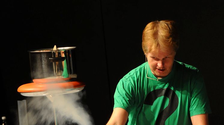 Fysikern Patrik Norqvist är en av experterna i Frågelådan som gör experiment från scenen i Aula Nordica. Foto: Anna-Lena Lindskog
