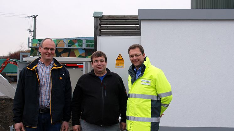 Marco Seith, Geschäftsführer der Agrokraft Großbardorf, begleitet mit Projektleiter Holger Lube und Jürgen Lehner (von links) vom Bayernwerk die letzten Schritte vor der Inbetriebnahme der Station.