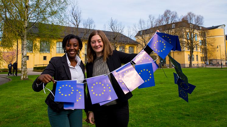 Jennifer Osei, student från Nederländerna, och Frida Lindgren, internationell koordinator vid Högskolan i Skövde träffar Skövdeungdomar under kommunens Europavecka.