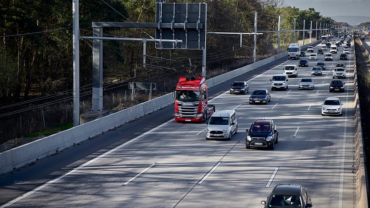 Scania Oberleitungs-Lkw mit Hybridantrieb auf der E-Highway-Teststrecke der A5 bei Frankfurt.