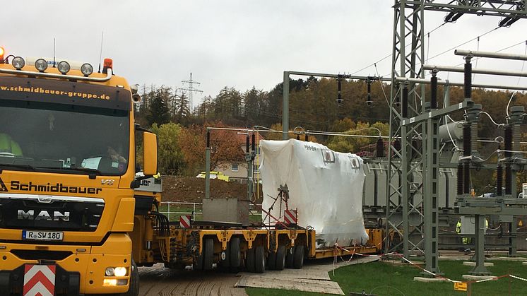 Der Schwertransporter rangiert die 115-Tonnen-Spule zum Fundament.