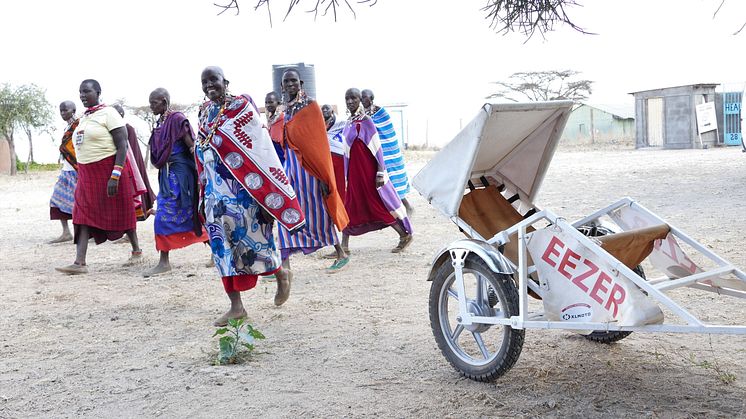 Eezervagnarna kopplas till motorcyklar och kan sedan på ett säkert sätt transportera blivande mammor till sjukhus för säker förlossningsvård i Burundi. 