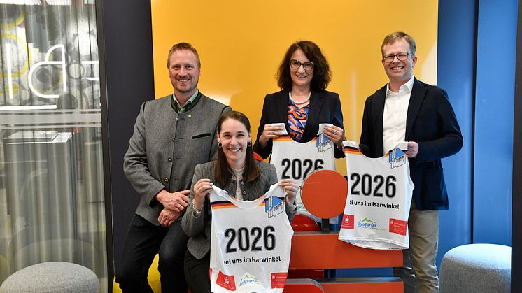 V.l.: Stefan Klaffenbacher, erster Bürgermeister Lenggries; Maria Bader, Tourismusleitung Lenggries; Renate Waßmer, Vorstandsvorsitzende Sparkasse Bad Tölz-Wolfratshausen; Dr. Bernd Hochberger, Mitglied des Vorstands Stadtsparkasse München.