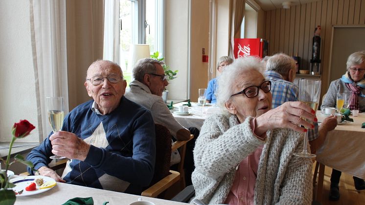 Göte Arnskill och Aina Wannehag skålade, åt och umgicks på champagnefrukosten. 