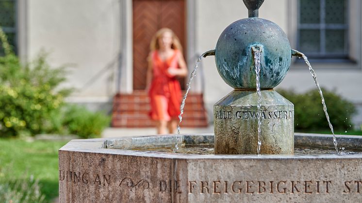 Bad Wörishofen: Brunnen im Garten, Hotel Kuroase; Kloster Wörishofen