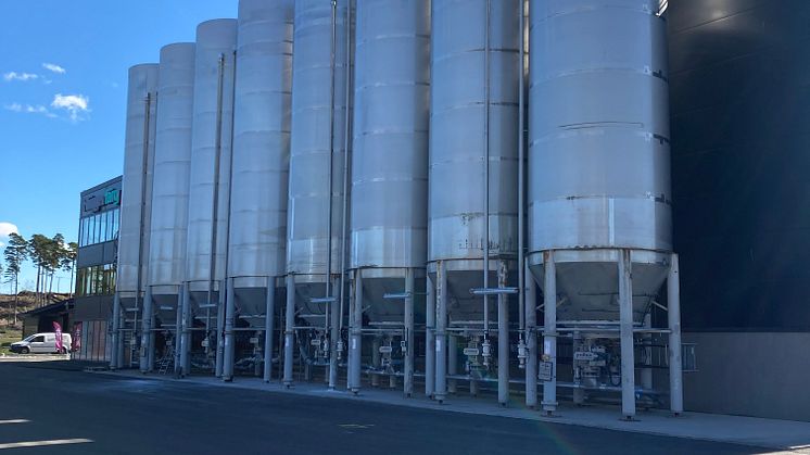 Efter tre års byggnation är Flüggers nya sandspackelanläggning i Bollebygd nu i produktion. Den nya fabriken rymmer fler och större maskiner. Det möjliggör kortare bearbetningstider och större volymer och ger därmed mer än en tredubblad kapacitet.