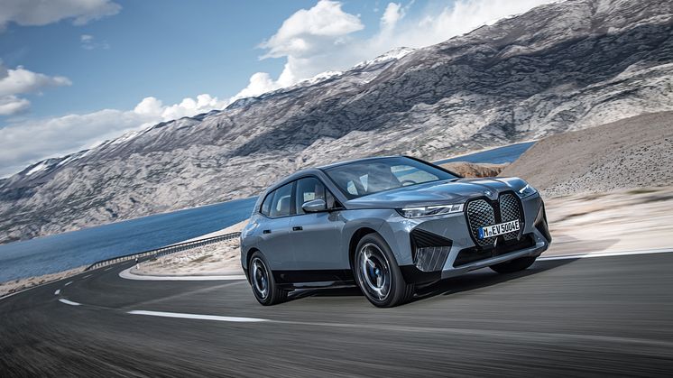 BMW iX -lippulaiva etenee tuotantoon