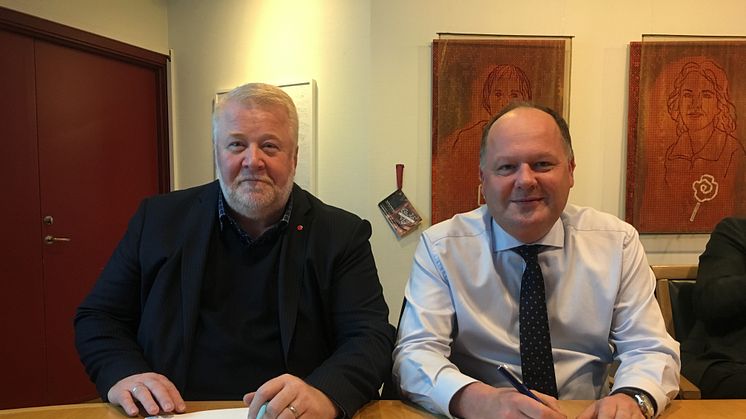 Genomförandeavtalet skrevs under i dag på stadshuset i Landskrona. Stefan Svalö (S), ordförande Kollektivtrafiknämnden, Torkild Strandberg (L), kommunstyrelsens ordförande i Landskrona