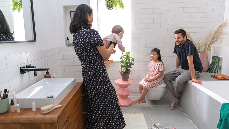 Frihet för badrumsdesign och personlighet: Den internationella hansgrohe-kampanjen sätter familjen, individualitet och mångfald i fokus.
