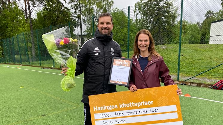 Adnan Hurtic, Årets idrottsledare 2021, och Nicole Forslund (L), idrotts- och fritidsnämndens ordförande.